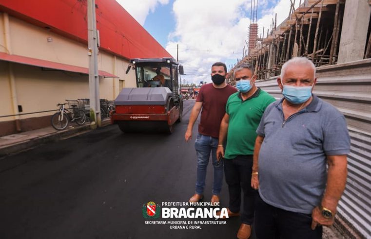 Pavimentação asfáltica na rua Henrique Darcia no bairro da Aldeia.