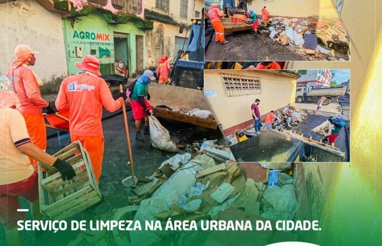 Serviço de limpeza na área urbana da cidade.