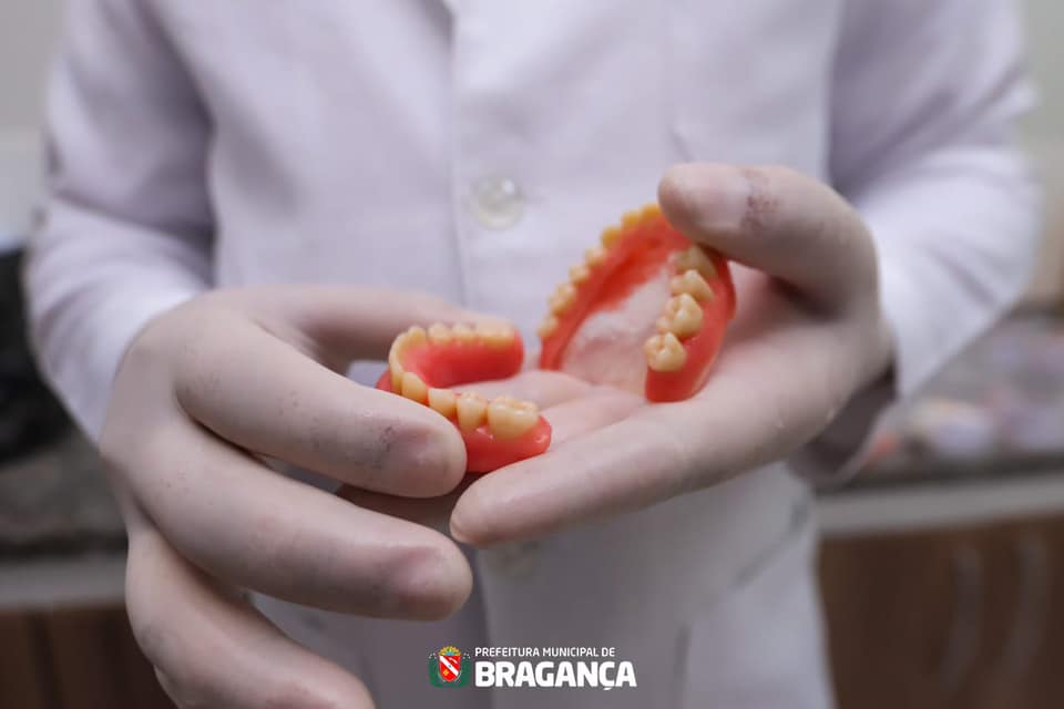 Entrega de próteses dentárias no Centro de Especialidades Odontológicas (CEO).