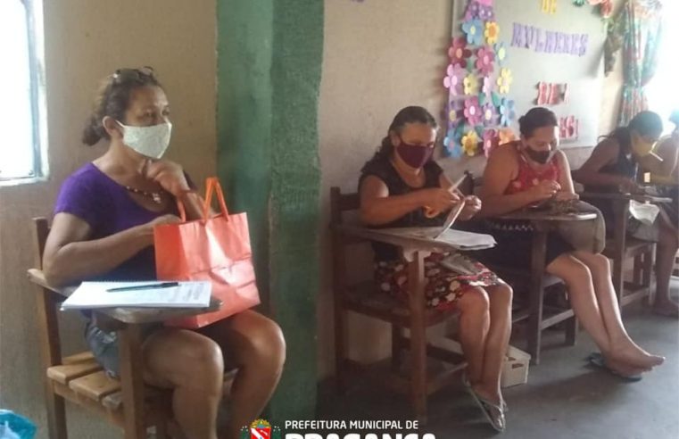 Oficina com o Grupo de Mulheres para a Confecção de Bolsas Ecobag.
