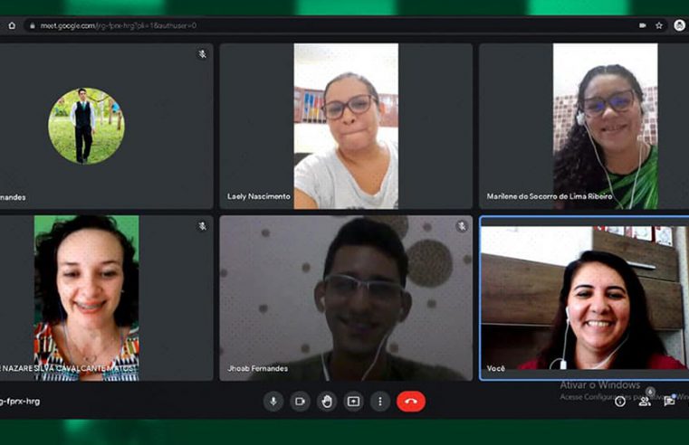 Oferta de cursos de formação de professores à distância.