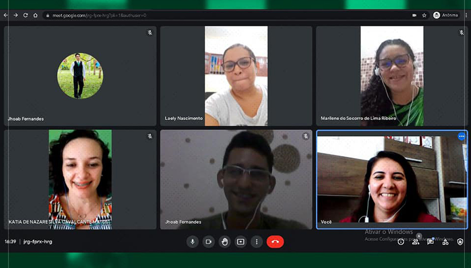 Oferta de cursos de formação de professores à distância.