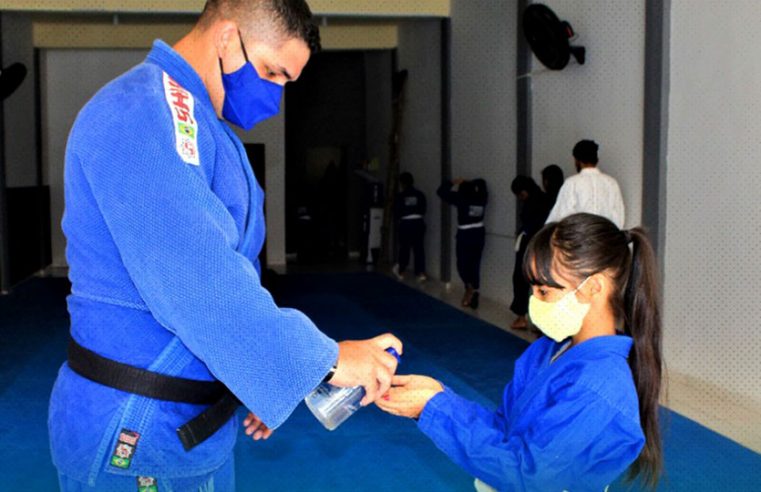 Aulas presenciais do Projeto Judô são retomadas com os adolescentes do SCFV.