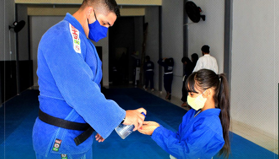 Aulas presenciais do Projeto Judô são retomadas com os adolescentes do SCFV.