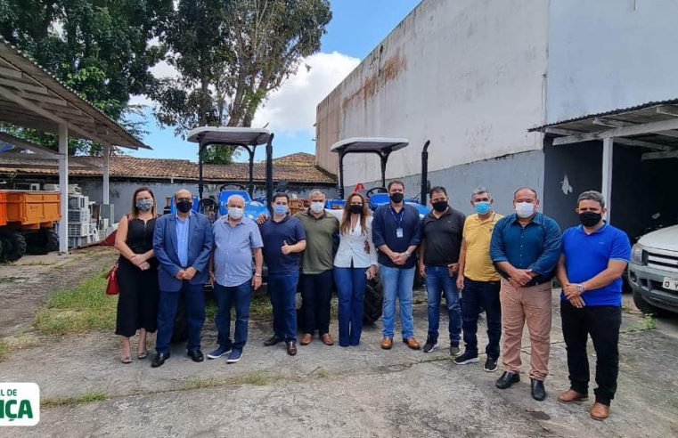 Prefeitura de Bragança recebe dois tratores.