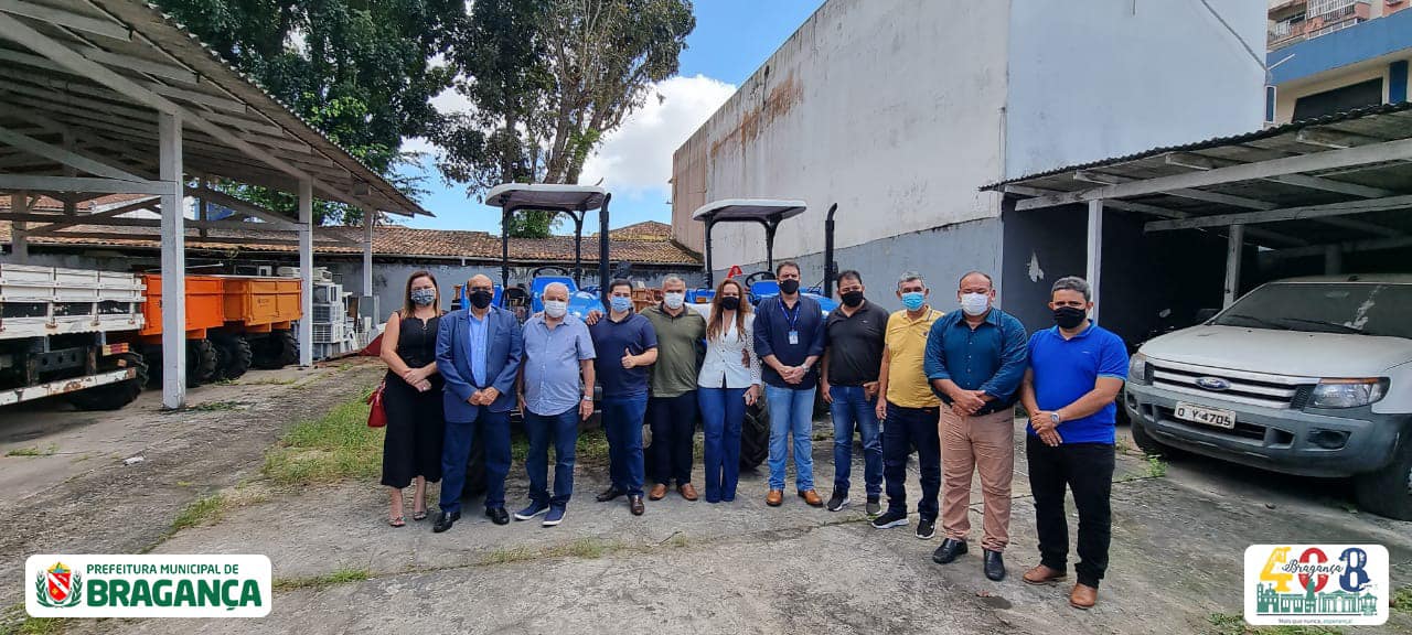 Prefeitura de Bragança recebe dois tratores.