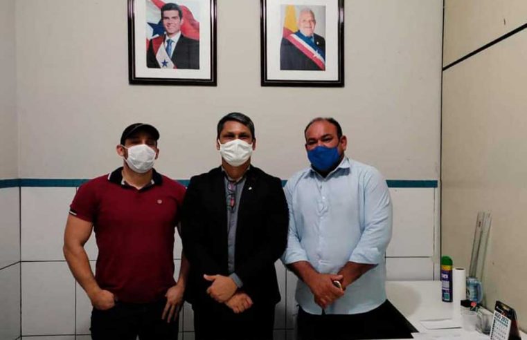 Visita do gerente da agência local do Basa.