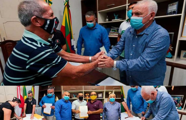 Entrega de títulos de doação de terras