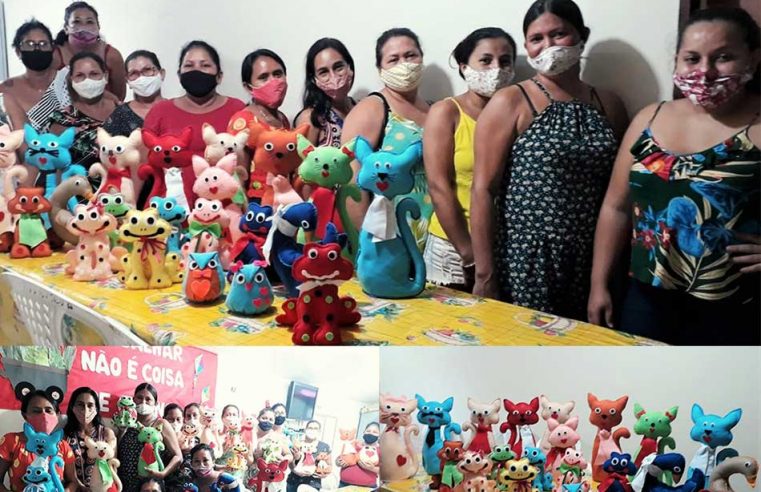 MULHERES DO PAIF, DO CRAS AJURUTEUA PARTICIPAM DA OFICINA DE CONFECÇÃO DE PESO DE PORTA.