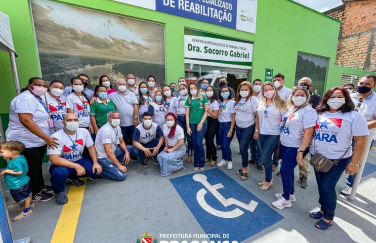 Entrega de cadeiras de rodas e equipamentos no CER II.