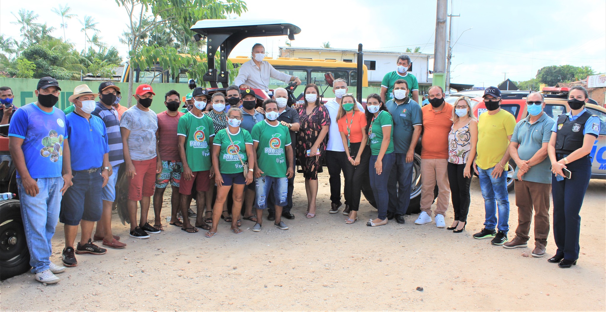 ENTREGA DE TRATOR AGRÍCOLA E IMPLEMENTOS AO PROGRAMA DE AQUISIÇÃO DE ALIMENTOS.