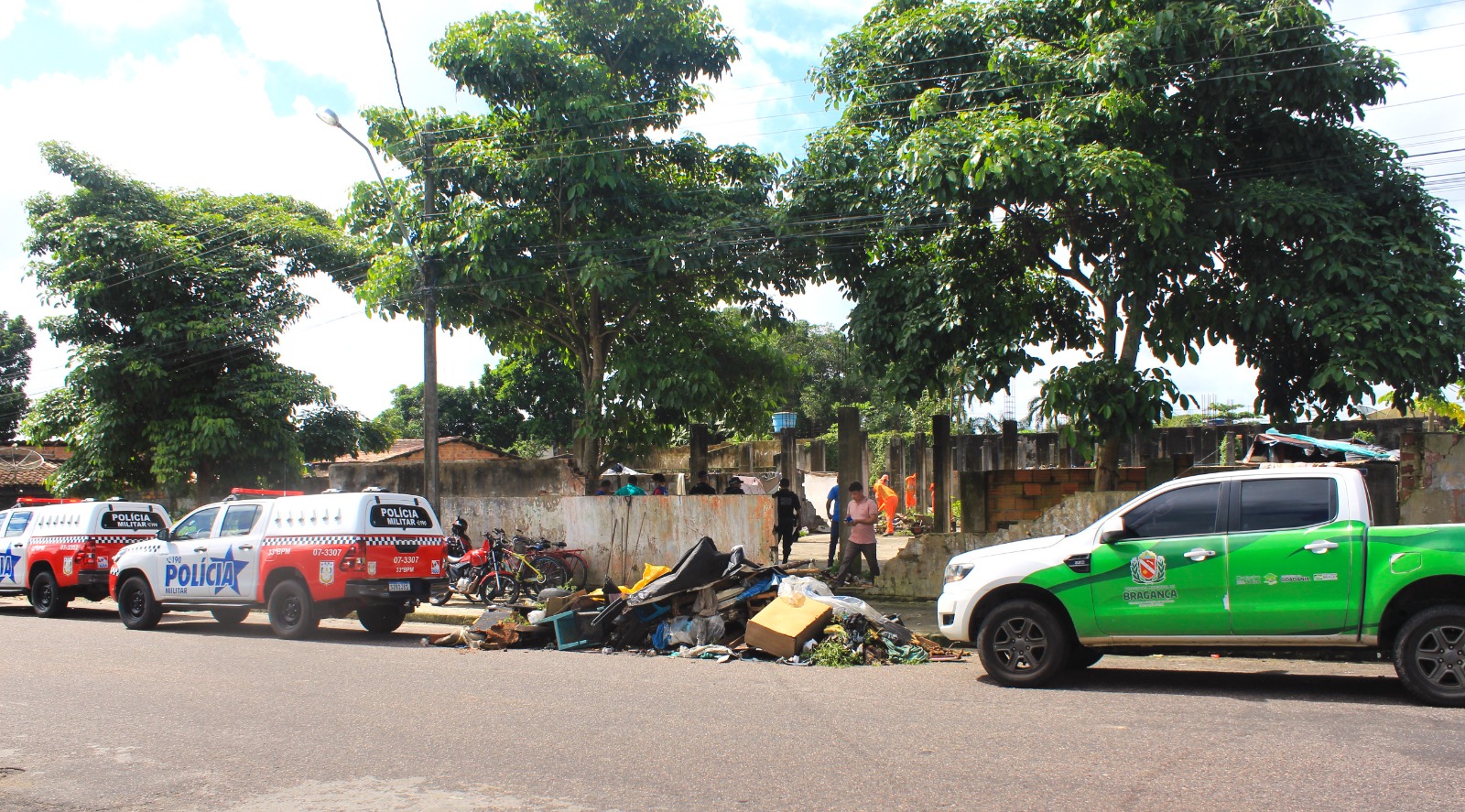 DESOCUPAÇÃO DE TERRENO INVADIDO POR PESSOAS EM SITUAÇÃO DE RUA NO MUNICÍPIO.